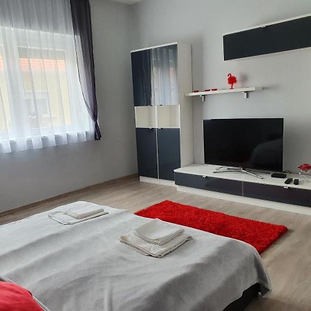 Flamingo Apartment Sarvar Luaran gambar