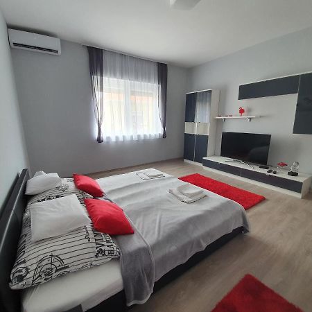 Flamingo Apartment Sarvar Luaran gambar