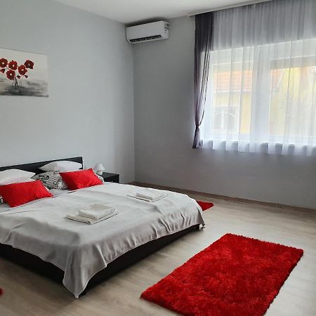 Flamingo Apartment Sarvar Luaran gambar