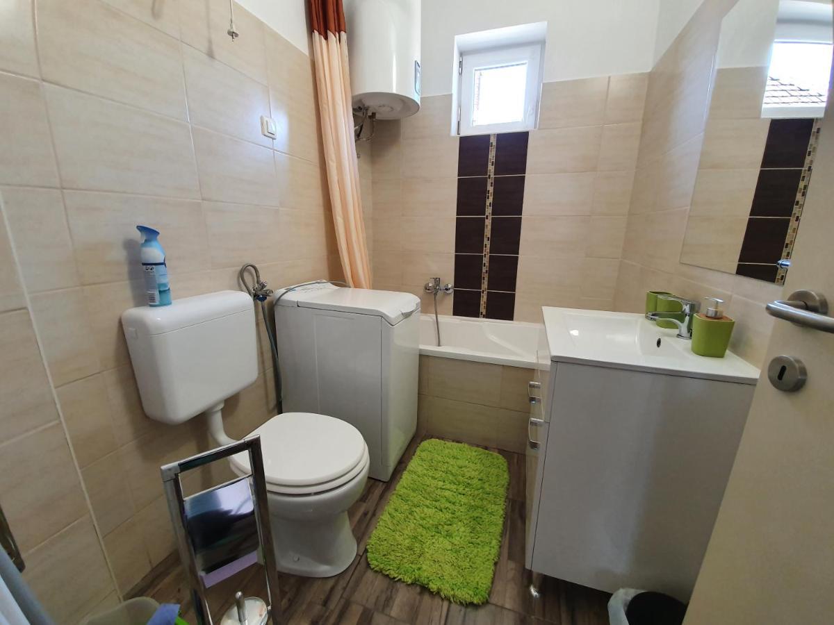 Flamingo Apartment Sarvar Luaran gambar