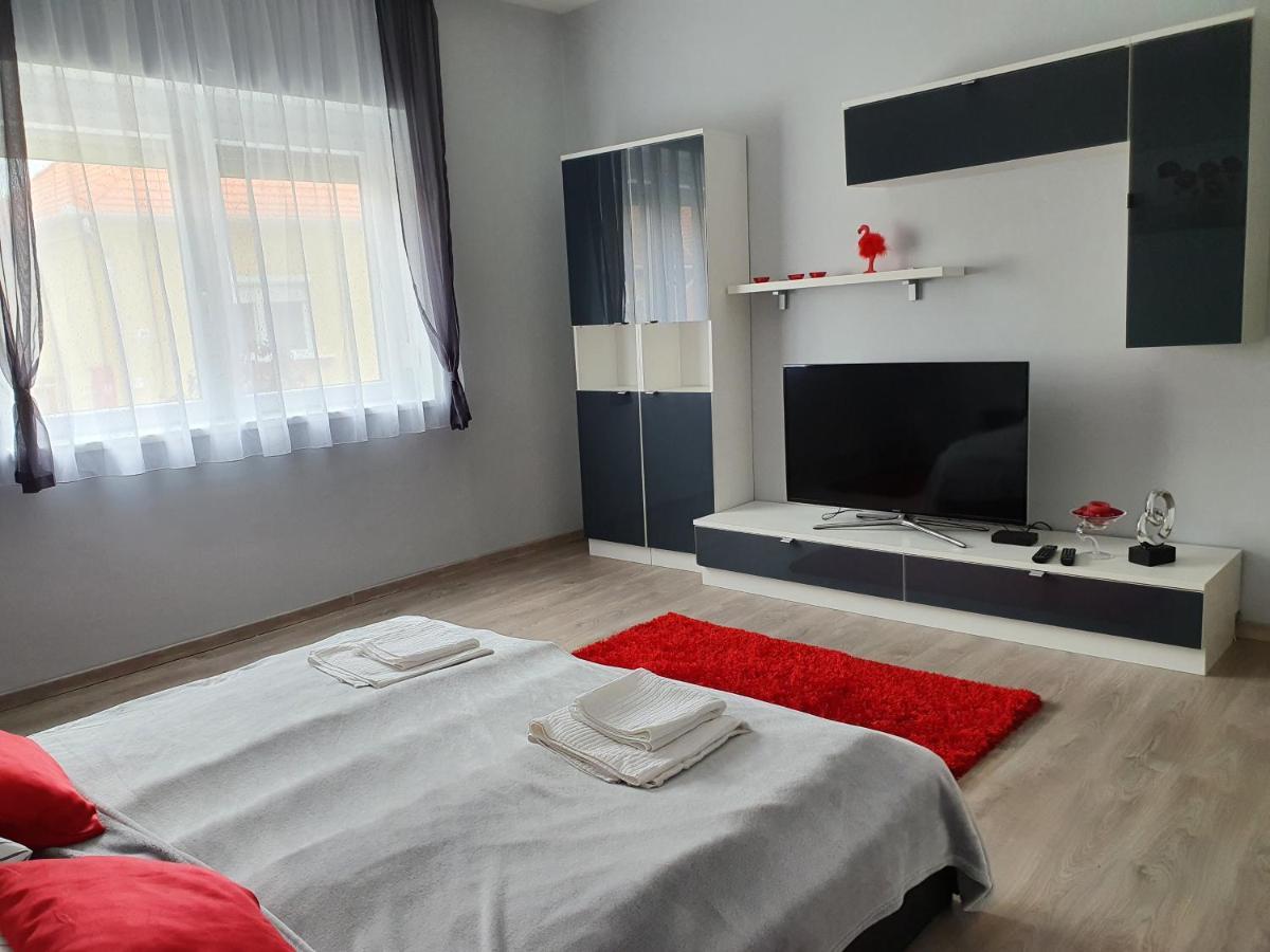 Flamingo Apartment Sarvar Luaran gambar
