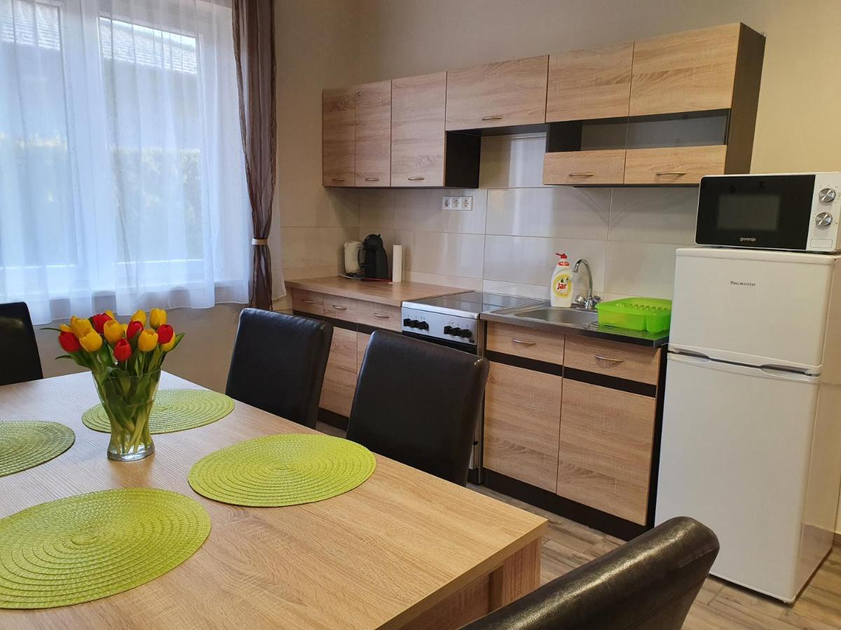 Flamingo Apartment Sarvar Luaran gambar